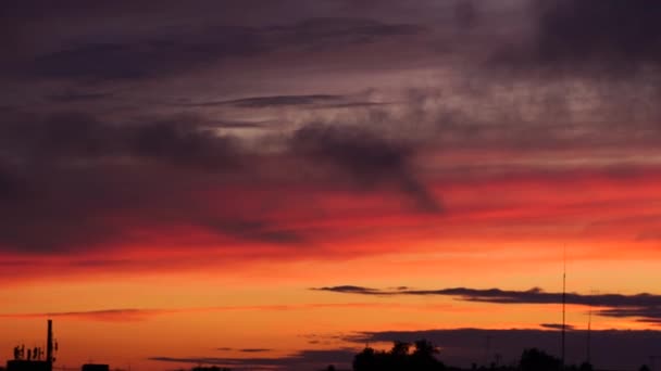 Nydelig Aftenblå Himmel Ved Solnedgang Med Flammende Lysskyer Varm Sommerkveld – stockvideo