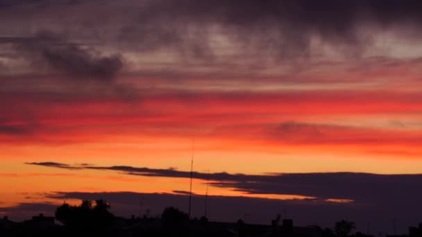 美丽的黄昏蓝天 夕阳西下 闪烁着明亮的白云 一个温暖的夏夜日落时分 灿烂的夕阳 — 图库视频影像
