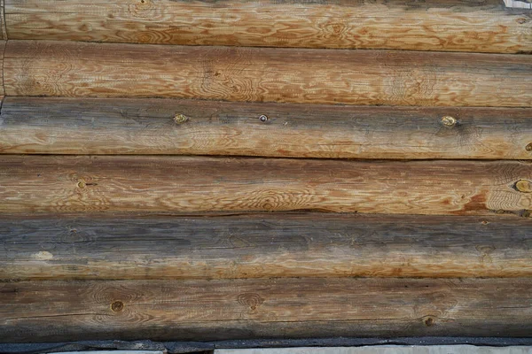 Ένας Τοίχος Από Φυσικό Ξύλο Διαφόρων Μεγεθών Και Σχημάτων Log — Φωτογραφία Αρχείου
