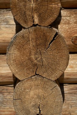 Farklı boyutlarda ve şekillerde doğal ahşaptan yapılmış bir duvar, ahır ya da ahır, dokulu yatay duvarlar.