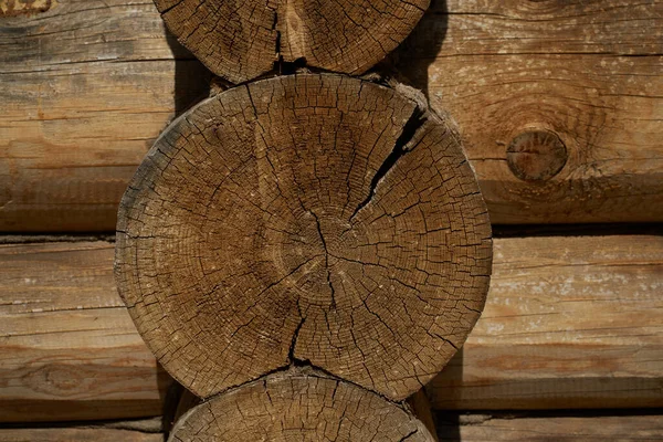 Een Muur Gemaakt Van Natuurlijk Hout Van Verschillende Afmetingen Vormen — Stockfoto