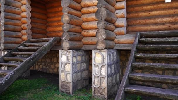 Een muur van natuursteen en hout van verschillende afmetingen en vormen, — Stockvideo