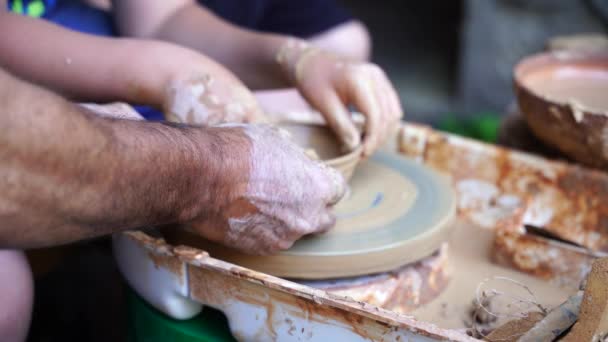 Les mains sculptent l'argile de leurs propres mains pour créer des jouets maison taille zéro. Leçon créative sur la roue des potiers de produits naturels. — Video