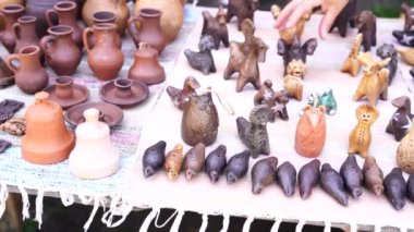 Piyasada el yapımı geleneksel kil dekoratif oyuncak,