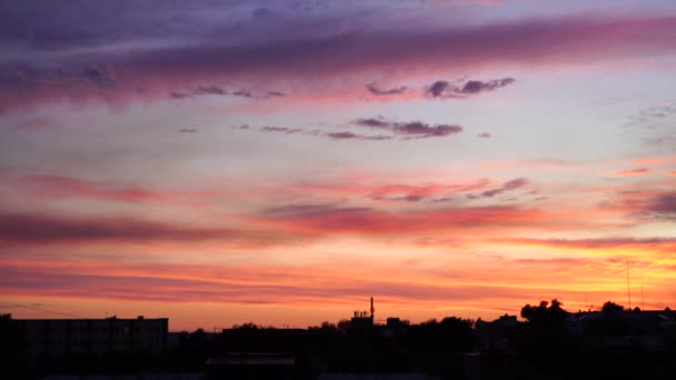 美丽的黄昏蓝天 夕阳西下 闪烁着明亮的白云 一个温暖的夏夜日落时分 灿烂的夕阳 — 图库视频影像