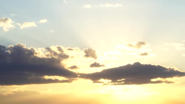 Mooie Avond Blauwe Hemel Bij Zonsondergang Met Vlammende Heldere Licht — Stockvideo