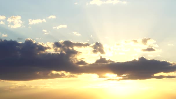 Schöner Blauer Abendhimmel Bei Sonnenuntergang Mit Lodernden Hellen Wolken Ein — Stockvideo