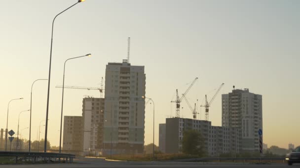 Construcción Nuevos Apartamentos Una Zona Ecológicamente Limpia Ciudad Amanecer Siluetas — Vídeos de Stock