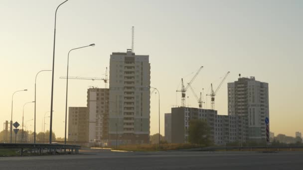 Construcción Nuevos Apartamentos Una Zona Ecológicamente Limpia Ciudad Amanecer Siluetas — Vídeos de Stock