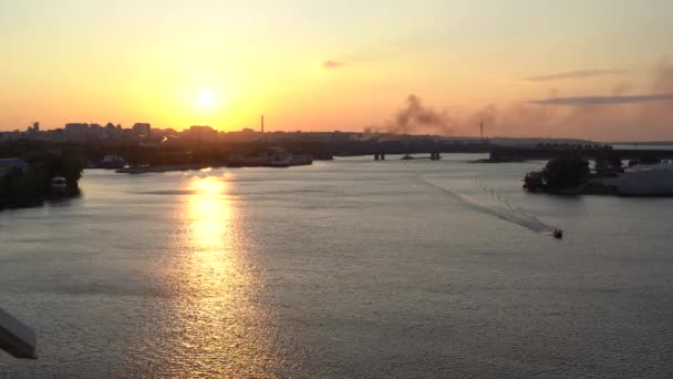 夏日温暖的早晨 城市的黎明时分 一条阳光明媚的小径在一条大河的水面上 八月里 — 图库视频影像