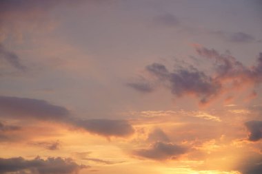 Gün batımında parlayan parlak ışık bulutlarıyla güzel bir akşam masmavi gökyüzü. Gün batımında sıcak bir yaz akşamı. Parlak gün batımı.