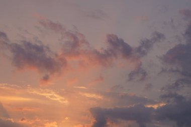 Gün batımında parlayan parlak ışık bulutlarıyla güzel bir akşam masmavi gökyüzü. Gün batımında sıcak bir yaz akşamı. Parlak gün batımı.