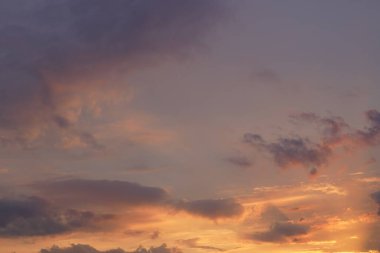 Gün batımında parlayan parlak ışık bulutlarıyla güzel bir akşam masmavi gökyüzü. Gün batımında sıcak bir yaz akşamı. Parlak gün batımı.