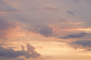 Gün batımında parlayan parlak ışık bulutlarıyla güzel bir akşam masmavi gökyüzü. Gün batımında sıcak bir yaz akşamı. Parlak gün batımı.