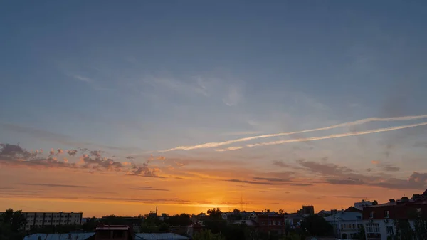 Schöner Blauer Abendhimmel Bei Sonnenuntergang Mit Lodernden Hellen Wolken Ein — Stockfoto