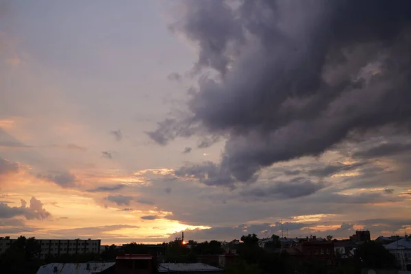 Hermoso Cielo Azul Noche Atardecer Con Llameantes Nubes Luz Brillante — Foto de Stock