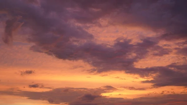 Hermoso Cielo Azul Noche Atardecer Con Llameantes Nubes Luz Brillante — Foto de Stock