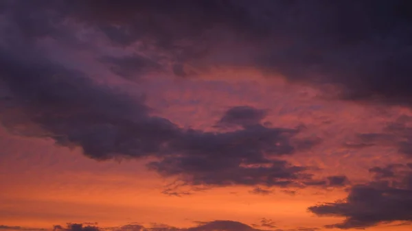 Hermoso Cielo Azul Noche Atardecer Con Llameantes Nubes Luz Brillante — Foto de Stock