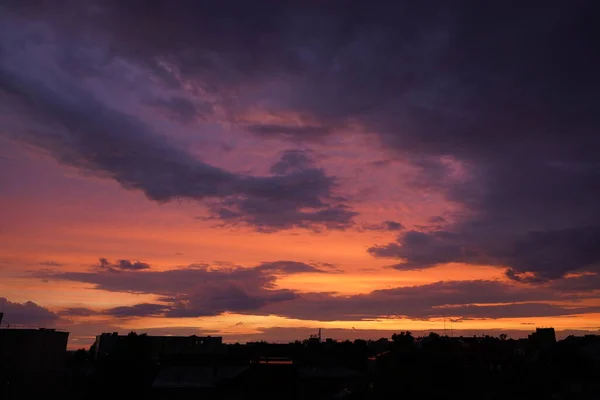 Mooie Avond Blauwe Hemel Bij Zonsondergang Met Vlammende Heldere Licht — Stockfoto