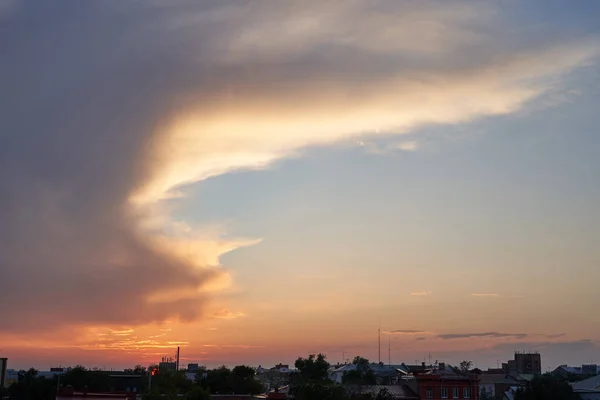 Hermoso Cielo Azul Noche Atardecer Con Llameantes Nubes Luz Brillante — Foto de Stock