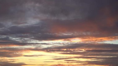 Gün batımında parlayan parlak ışık bulutlarıyla güzel bir akşam masmavi gökyüzü. Gün batımında sıcak bir yaz akşamı. Parlak gün batımı.