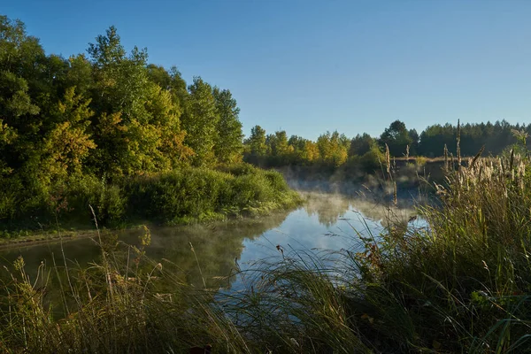 Ora Autunno Alba Sul Fiume Una Foschia Nebbiosa Covata Bella — Foto Stock