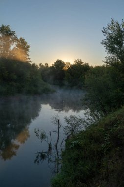 Sonbahar geldi. Nehrin üzerinde sisli, kara kara düşünen bir sis içinde şafak. Sabahın erken saatlerinde sisle kaplı güzel bir orman ve nehir manzarası. Güneş ışınları gibi. Eylül.