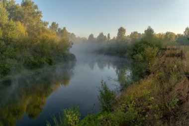 Sonbahar geldi. Nehrin üzerinde sisli, kara kara düşünen bir sis içinde şafak. Sabahın erken saatlerinde sisle kaplı güzel bir orman ve nehir manzarası. Güneş ışınları gibi. Eylül.