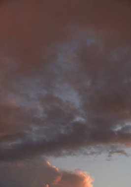 Gün batımında parlayan parlak ışık bulutlarıyla güzel bir akşam masmavi gökyüzü. Gün batımında sıcak bir yaz akşamı. Parlak gün batımı.