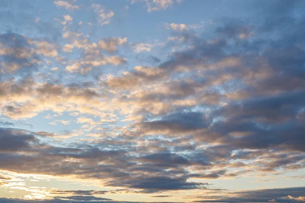 輝く明るい光の雲と夕日の美しい夜の青空 日没の暖かい夏の夜 明るい夕日 — ストック写真