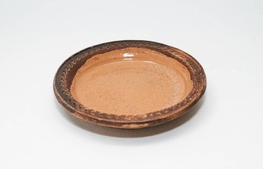 Beyaz arkaplanda izole edilmiş seramik kase tabağı