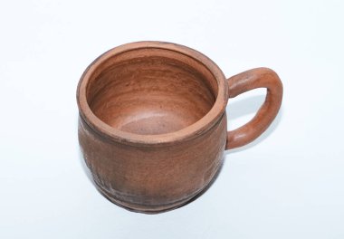 Beyaz arka planda izole edilmiş seramik bardak kasesi.