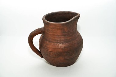 beyaz arkaplanda izole edilmiş seramik vazo