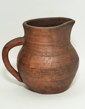 beyaz arkaplanda izole edilmiş seramik vazo