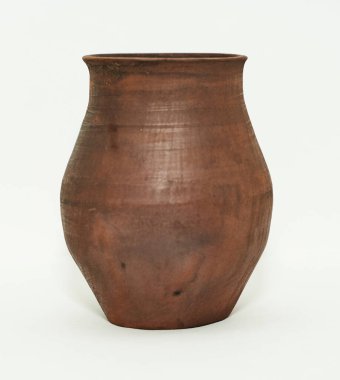 beyaz arkaplanda izole edilmiş seramik vazo