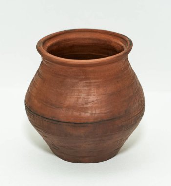 beyaz arkaplanda izole edilmiş seramik vazo