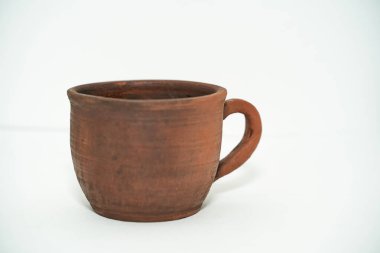 Beyaz arka planda izole edilmiş seramik bardak kasesi.