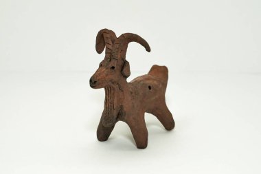 seramik ıslık beyaz arkaplanda izole edildi