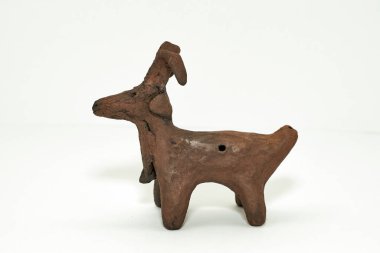 seramik ıslık beyaz arkaplanda izole edildi