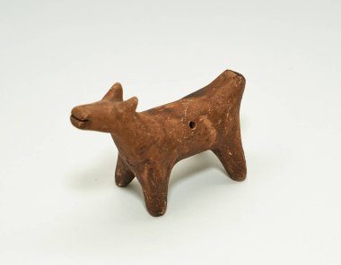 seramik ıslık beyaz arkaplanda izole edildi