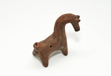 seramik ıslık beyaz arkaplanda izole edildi