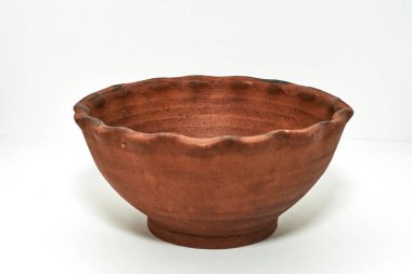 Beyaz arka planda izole edilmiş seramik bardak kasesi.