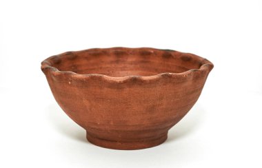 Beyaz arka planda izole edilmiş seramik bardak kasesi.