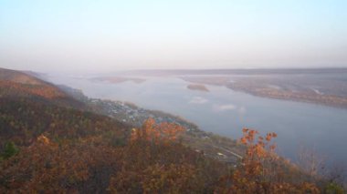 Sonbahar manzarası dağdan büyük nehre, ormandaki altın yapraklar ve yeşil köknar ağaçları. Ormanda sonbahar zamanı. Sonbahar.