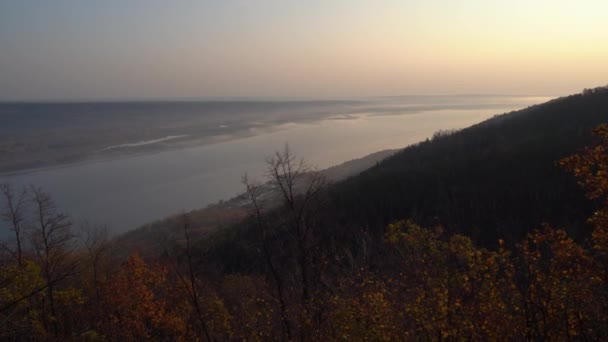 Vista Otoño Desde Montaña Hasta Gran Río Bosque Con Hojas — Vídeos de Stock