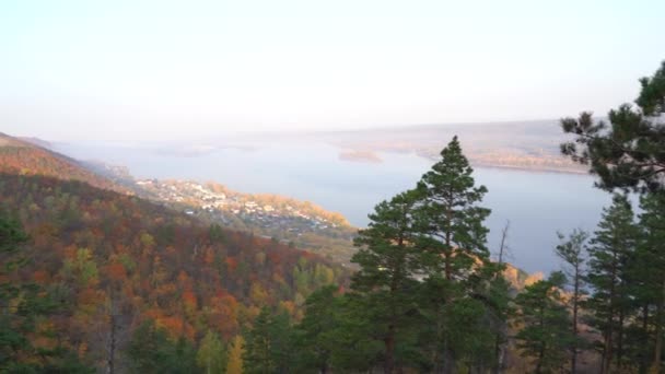 Vista Otoño Desde Montaña Hasta Gran Río Bosque Con Hojas — Vídeos de Stock