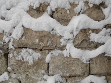 taşlar kışın karda döşeme. Eski duvar. Stok fotoğraf görüntü
