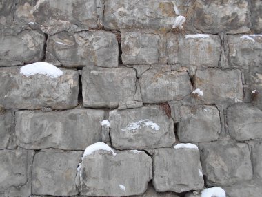 kırık taş karda duvar. içinde belgili tanımlık soğuk kışın çimento. Stok fotoğraf görüntü
