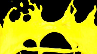 Yavaş çekimde sarı boya sıçraması ile uçuş, siyah izole