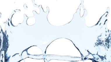 Aşırı yavaş çekimde mavi su sıçraması ile uçuş, beyaz arka plan üzerinde izole